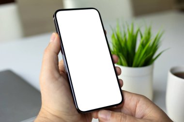 Ofisteki masanın izole ekran arka planına sahip erkek el bilgisayarı.