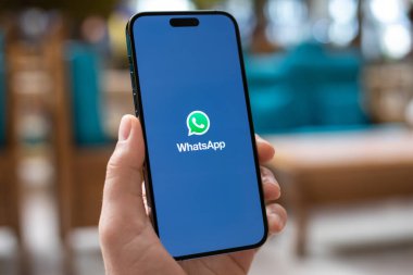 Alanya, Türkiye - 2 Ocak 2024: iPhone 15 Pro Max ile haberci WhatsApp ekranda.