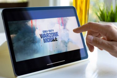 Alanya, Türkiye - 3 Mayıs 2024: İnsan elleri ekranda Call of Duty Mobile oyunu ile Apple iPad 'i tutuyor. Games Call of Duty Activision Yayıncılık, Inc.