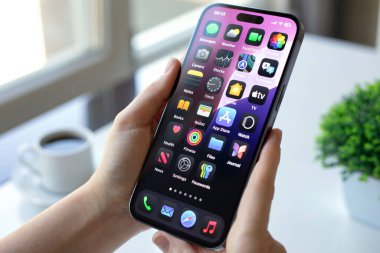 Alanya, Türkiye - 11 Haziran 2024: Elma iPhone 15 Pro Max 'i elinde tutan kadın ekranda yeni IOS 18 ekranı.