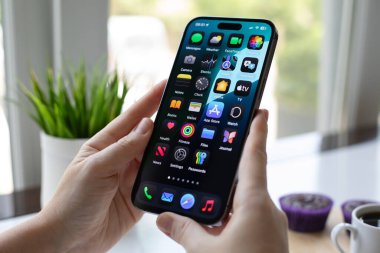 Alanya, Türkiye - 13 Haziran 2024: Elma iPhone 15 Pro Max 'i elinde tutan kadın ekranda IOS 18 ekranı.