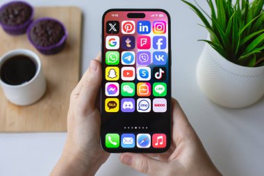 Alanya, Trkiye - 13 Haziran 2024: Elma iPhone 15 Pro Max ile sosyal ağ kurucusu IOS 18.