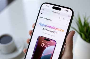 Alanya, Türkiye - 13 Haziran 2024: Kadın eli iPhone 15 Pro Max ile ana ekran IOS 18 AI Apple Intelligence ekranda