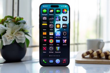 Alanya, Türkiye - 12 Temmuz 2024: Apple iPhone 15 Pro Max ve ekran IOS 18.