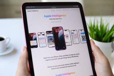 Alanya, Türkiye - 6 Temmuz 2024: Ekranda Apple iPad 'i ana ekran iPadOS 18 AI Apple Intelligence ile elinde tutan adam.