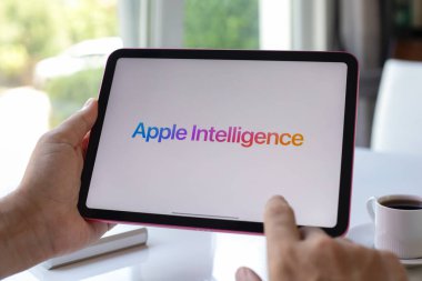 Alanya, Türkiye - 6 Temmuz 2024: Ekranda Apple iPad 'i ana ekran iPadOS 18 AI Apple Intelligence ile elinde tutan adam.