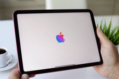 Alanya, Türkiye - 6 Temmuz 2024: Ekranda Apple iPad 'i ana ekran iPadOS 18 AI Apple Intelligence ile elinde tutan adam