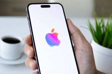Alanya, Türkiye - 6 Temmuz 2024: Ekranda IOS 18 AI Apple Intelligence ile iPhone 15 Pro Max 'i tutan adam