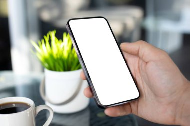 Kafe 'deki masadaki tek ekran arkaplanlı erkek el bilgisayarı. 