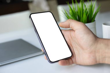 Ofisteki masanın izole ekran arka planına sahip erkek el bilgisayarı.