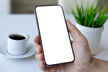 İzole ekran arka plan beyaz masa ve ofisinde kahve olan erkek el kamerası.