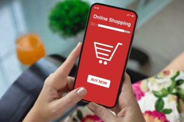 Ekran arkası renkli kafe üzerinde online alışveriş uygulaması olan kadın el ele tutuşması