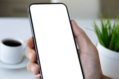 İzole ekran arka plan beyaz masa ve ofisinde kahve olan erkek el kamerası.