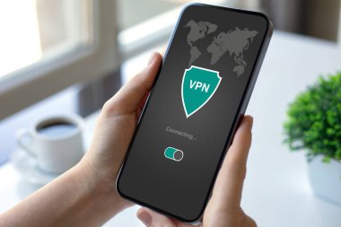 Kadın cep telefonu, Cafe 'deki özel ağı korumak için VPN uygulama oluşturma protokolleri ile el ele tutuşur