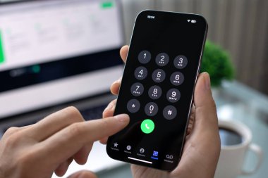 Alanya, Türkiye - 27 Temmuz 2024: Apple iPhone 15 Pro Max 'i elinde tutan adam ekranda IOS 18.