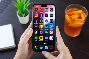 Alanya, Türkiye - 31 Temmuz 2024: İnsan eli Apple iPhone 15 Pro Max ile sosyal ağ kurucusu IOS 18 ekranda.