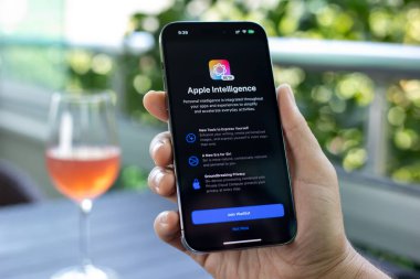 Alanya, Türkiye - 31 Temmuz 2024: Apple iPhone 15 Pro Max 'in ana ekran IOS 18 AI Apple Intelligence Siri ile el ele tutuşması