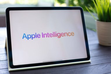 Alanya, Türkiye - 31 Temmuz 2024: Ana ekranlı Apple iPadOS 18 AI Apple Intelligence Siri ekranda.