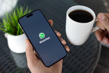 Alanya, Türkiye - 1 Aralık 2023: Apple iPhone 15 Pro Max ile sosyal ağ hizmetleri kuryesi WhatsApp ekranda.