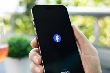 Alanya, Türkiye - 31 Temmuz 2024: Apple iPhone 15 Pro Max ile sosyal ağ hizmetleri kuryesi Facebook Meta Platformu ekranda