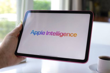 Alanya, Türkiye - 6 Temmuz 2024: Ekranda Apple iPadOS 18 AI Apple Intelligence Siri ile el ele tutuşan adam.