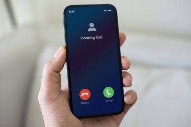 Erkek el ele tutuşan telefon.