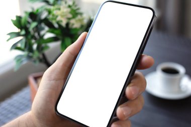 İzole ekran arka plan beyaz masa ve ofisinde kahve olan erkek el kamerası.