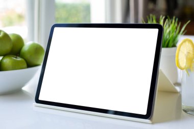 Kafe 'de yeşil elmalarla izole ekran arkaplan tabletine sahip bilgisayar tableti