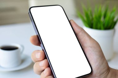 İzole ekran arka plan beyaz masa ve ofisinde kahve olan erkek el kamerası.