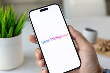 Alanya, Türkiye - 12 Temmuz 2024: Elde Apple iPhone 15 Pro Max ile ana ekran IOS 18 AI Apple Intelligence Siri ekranda.