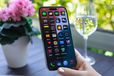 Alanya, Türkiye - 14 Ağustos 2024: Elma iPhone 15 Pro Max 'i elinde tutan kadın ekranda IOS 18 ekranı