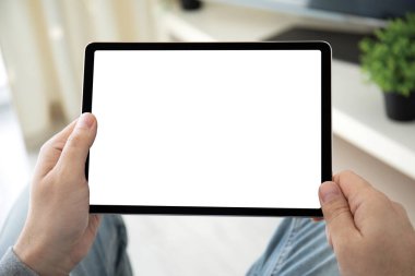 erkek eller bilgisayar tabletini izole ekran arkaplan kafesi ile tutuyor
