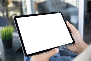 erkek eller bilgisayar tabletini izole ekran arkaplan kafesi ile tutuyor