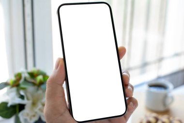 Kafe 'de, arka planı izole edilmiş beyaz bir erkek el telefonu.