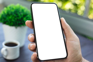 Yeşil kafede kahve masası olan, izole ekran arka plan masası olan erkek el ele tutuşması.