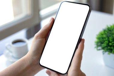 İzole ekran arka plan beyaz masa ve ofisinde kahve olan erkek el kamerası.