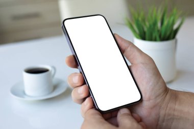 Ofis kafesinde, arka planda izole edilmiş beyaz masalı erkek el telefonu.