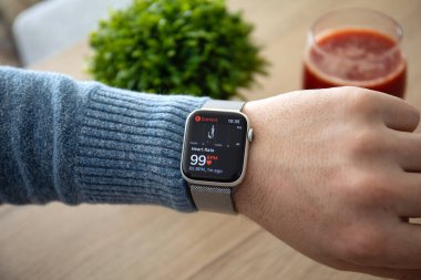 Alanya, Türkiye - 17 Şubat 2019: Ekranda Kalp Atışı uygulaması olan Apple Watch Serisi 4 ile insan eli. Apple Watch Apple tarafından yaratıldı ve geliştirildi..   