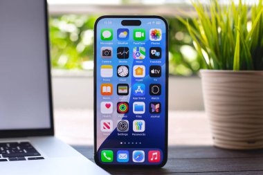 Alanya, Türkiye - 19 Eylül 2024: Apple Macbook Pro ve iPhone 15 Pro Max ile ana ekran AI Apple Intelligence Siri ekranda MacOS Sequoia ve IOS 18.