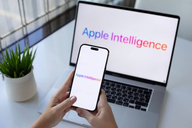 Alanya, Türkiye - 25 Eylül 2024: Apple Macbook Pro ve iPhone 15 Pro Max ile ana ekran AI Apple Intelligence Siri ile el ele tutuşan adam MacOS Sequoia ve IOS 18.