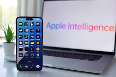 Alanya, Türkiye - 25 Eylül 2024: Apple Macbook Pro ve iPhone 15 Pro Max ile ana ekran AI Apple Intelligence Siri ekranda MacOS Sequoia ve IOS 18.
