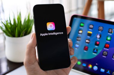 Alanya, Türkiye - 1 Ekim 2024: Apple iPhone 15 Pro Max ve iPad 'in ana ekran iOS ve iPadOS 18 AI Apple Intelligence Siri ile el ele tutuşması.