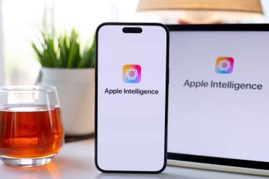 Alanya, Türkiye - 1 Ekim 2024: Apple iPhone 15 Pro Max ve iPad ana ekran iOS 18 ve iPadOS 18 AI Apple Intelligence Siri ekranda.