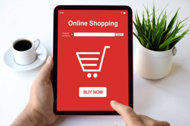 Ofisteki beyaz ekranda kırmızı online alışveriş uygulamalı bilgisayar tableti tutan erkek elleri