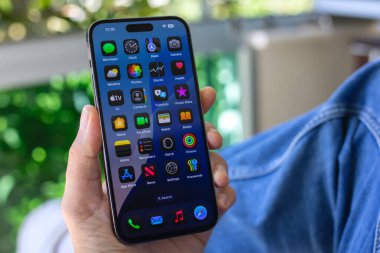 Alanya, Türkiye - 8 Ekim 2024: Elle tutulan Apple iPhone 15 Pro Max ve ekranda IOS 18.