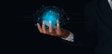 Küresel ağ ve veri erişimi olan iş adamı eli. Sanal Küresel İnternet bağlantısı. Nesnelerin interneti. Dijital bağlantı teknolojisi, internet üzerinden büyük veriler..