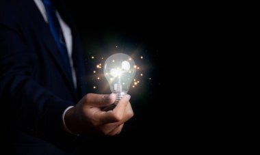 Yaratıcı fikir ve yenilik. Ampulleri olan bir iş adamı online teknoloji fikrini simgeliyor. İş, Geliştirme, Yaratıcı fikir, Yenilik kavramı.