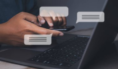 İnternet paylaşımında etkileşim simgesi olarak akıllı telefon yazarak sohbet ve sosyal ağı kullanan bir adam. Sosyal medya ve dijital online cep telefonu. Veri ve pazarlama kavramı.