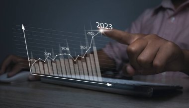 Borsa Yatırım Analizi ve Dijital Varlıklar. İş finans teknolojisi ve yatırım konsepti. Hisse senedi alım satımı geçmişi olan borsa grafikçisi.