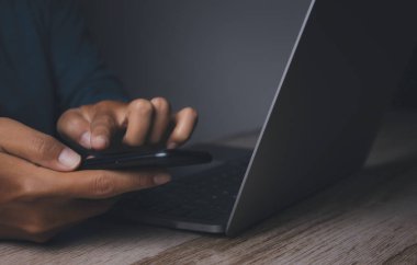 İşadamı bilgisayarlı akıllı telefon kullanıyor. El ele tutuşan cep telefonu mesajlaşması ile bize ulaşın. Sohbet etmek, internet bilgilerini aramak. Teknoloji aygıtı iletişimi.